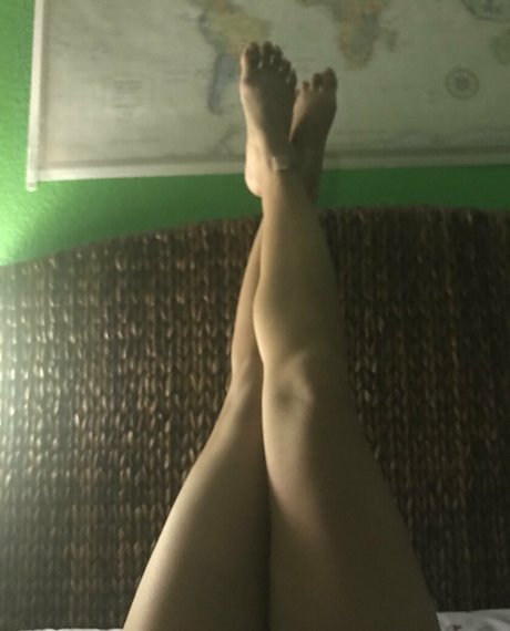 Xteenytinyfeetx nude leaked OnlyFans pic
