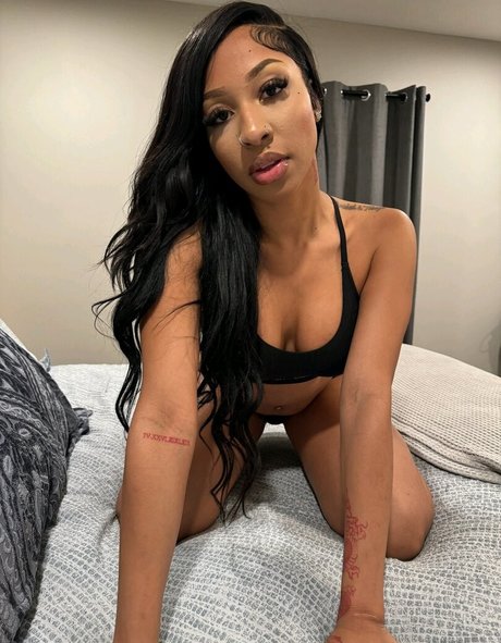 Lightskinkim nude leaked OnlyFans pic