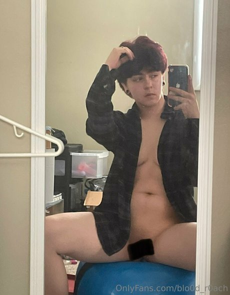 Blo0d_r0ach nude leaked OnlyFans pic