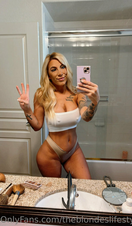 Theblondeslife nude leaked OnlyFans pic