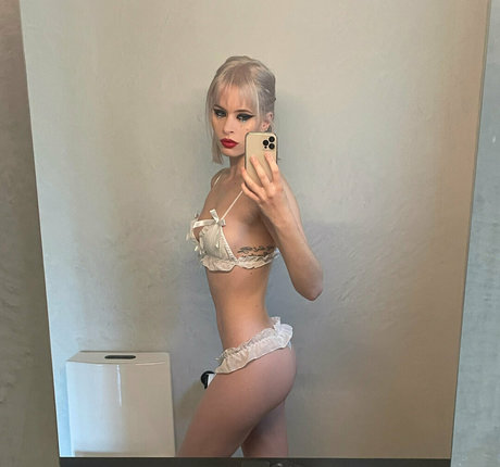 Misscarolinab nude leaked OnlyFans pic