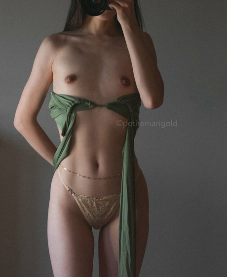 Petitemarigold nude leaked OnlyFans pic