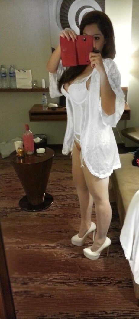 Zareen Zoya Khan nude leaked OnlyFans pic