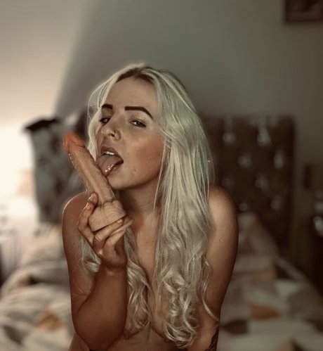 Naughtychlo nude leaked OnlyFans pic