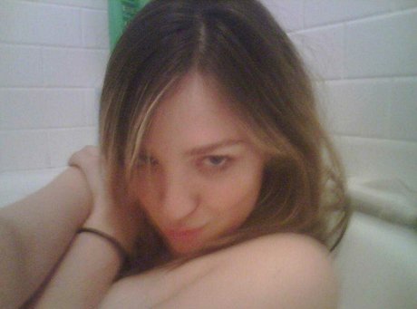 Abby Elliott nude leaked OnlyFans pic