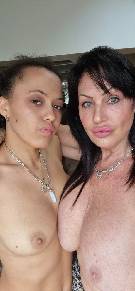 Mum_Vs_Daughter nude leaked OnlyFans pic