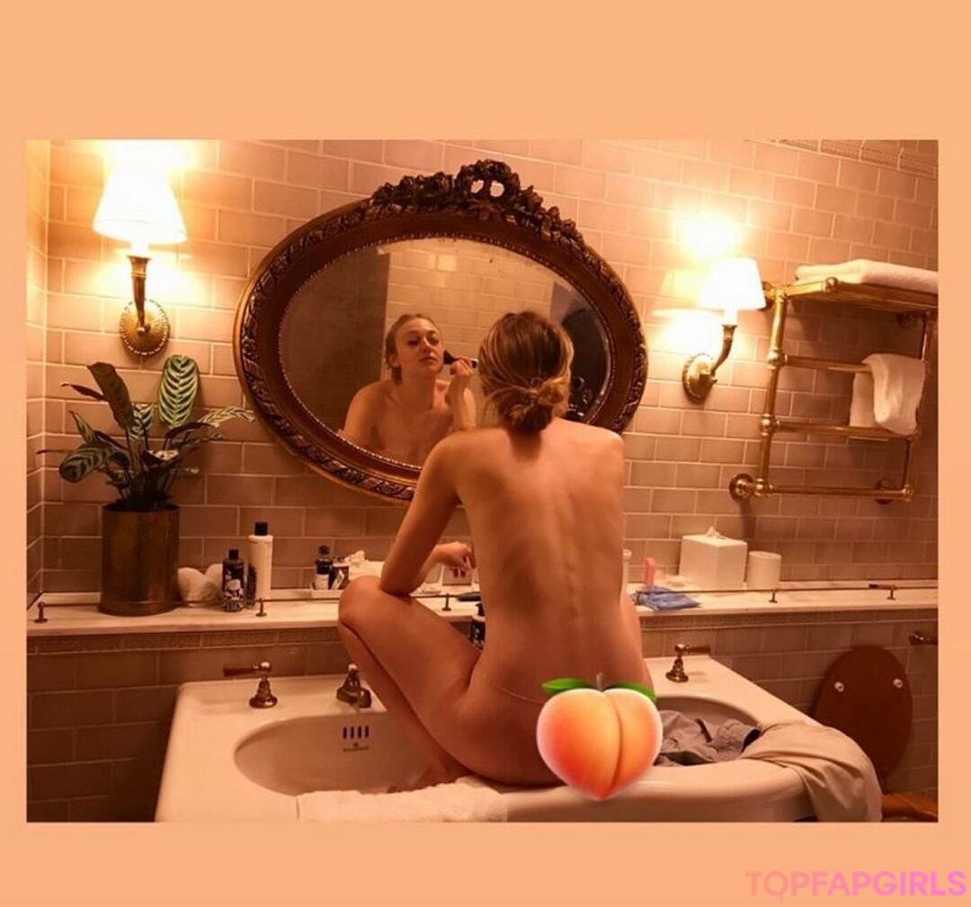 Elle Fanning Nude Leaked OnlyFans Photo #129