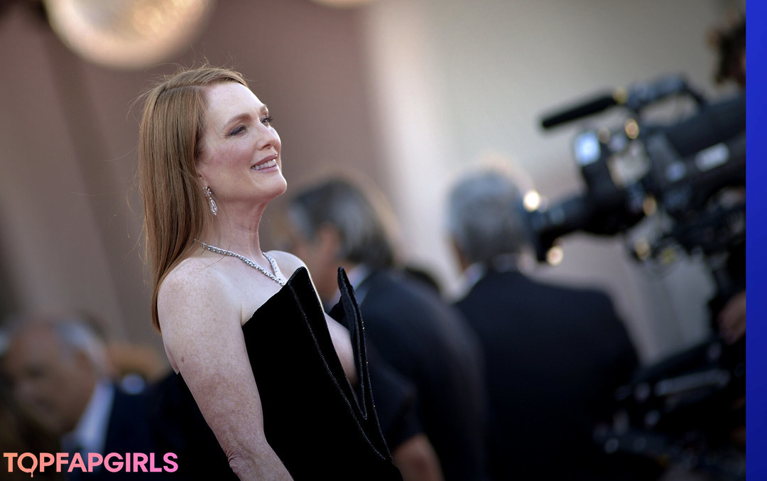 Julianne Moore Nude Leaked OnlyFans Photo #25