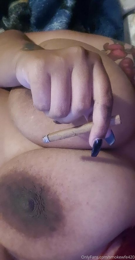 Smokewfe420 nude leaked OnlyFans pic