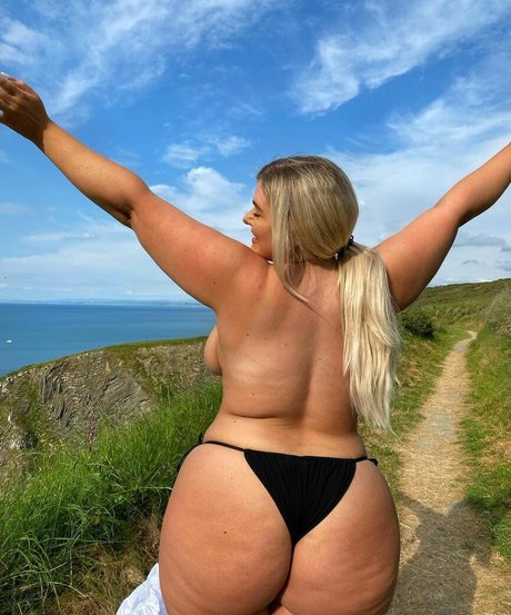 Izzy Nicholls nude leaked OnlyFans pic