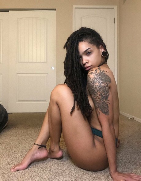 Feistybadazz nude leaked OnlyFans photo #15